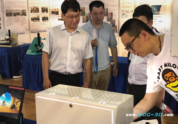 领导关注BOG柏境透明屏亮相科普宣传展会 领导关注BOG柏境透明屏亮相科普宣传展会